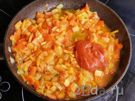 Добавляем к протушившимся овощам томатную пасту, перемешиваем, прогреваем 1-2 минуты.