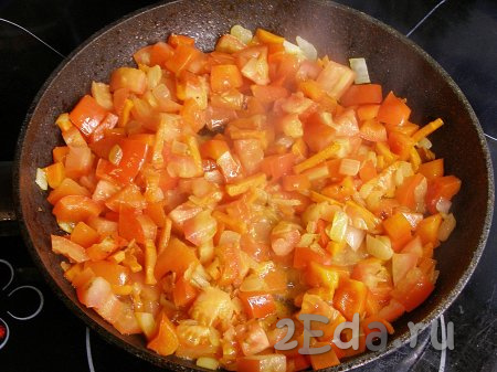 Перекладываем помидоры в сковороду с овощами, перемешиваем. Тушим овощи примерно 2-3 минуты.