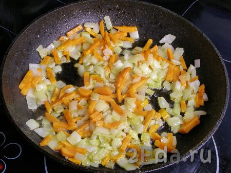 Очищаем луковицы и морковь. Лук нарезаем на кубики среднего размера, морковь - на тонкие брусочки (или полукружочки). В сковородку ещё раз наливаем растительное масло, разогреваем и кладём в него нарезанные лук и морковь. Обжариваем овощи, иногда помешивая, до мягкости морковки (ориентировочно 6-7 минут).